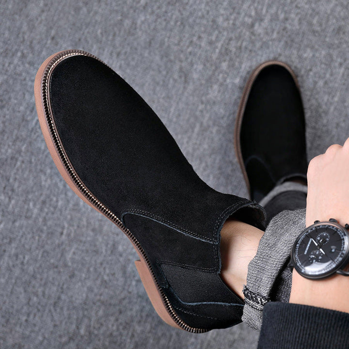Chaussures hommes: bottines Chelsea noires robustes, idéales pour la mode masculine décontractée chic.