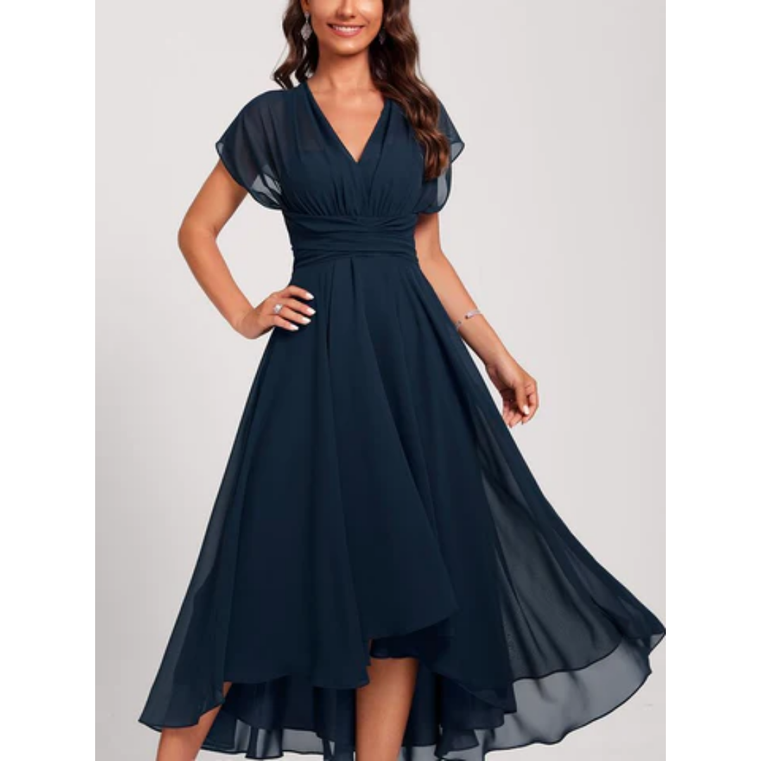 Robe de soirée femme élégante bleu marine, coupe flatteuse, idéale pour mariage ou événement formel.