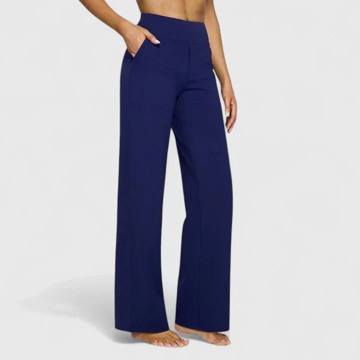 Pantalon femme taille haute jambe droite associé à un chemisier, look professionnel élégant.