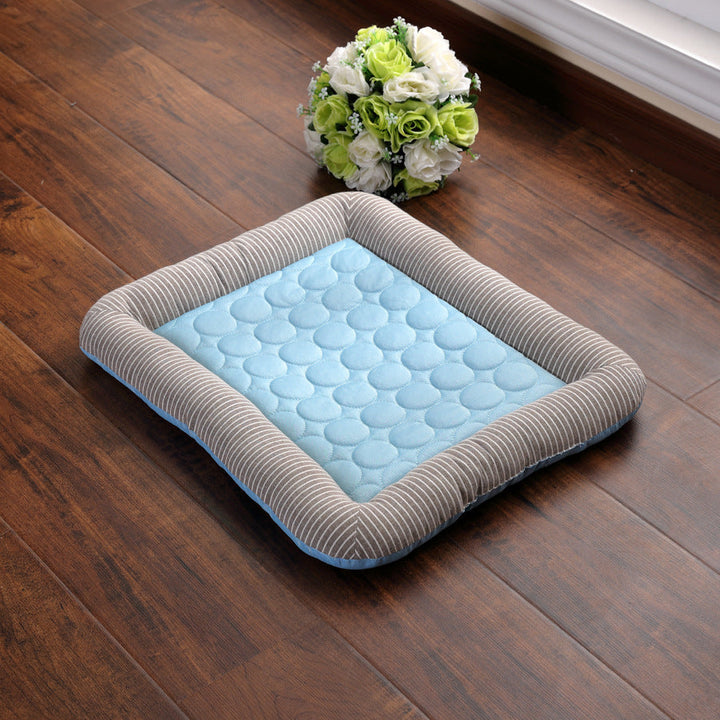 Lit d'été frais en soie glacée pour chien et chat, procure un confort anti-chaleur optimal.