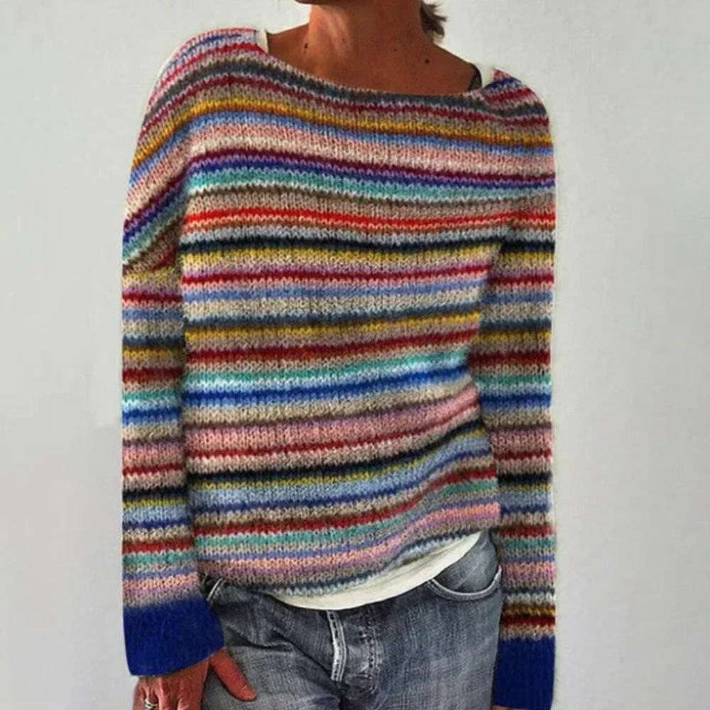 Gros plan du pull femme à motifs tendance, col rond. Tricot doux, chaud et confortable pour la mode femme.
