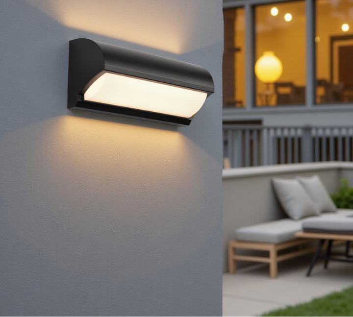 Lampe murale LED extérieure noire, design moderne pour façade et jardin. Éclairage IP65 économie d'énergie.