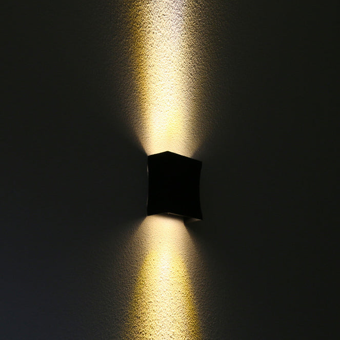 Applique murale LED moderne en aluminium, étanche, pour un éclairage extérieur durable.