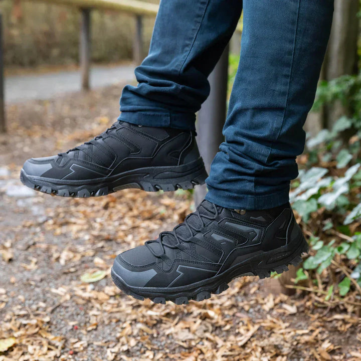 Paire de chaussures de randonnée femme orthopédiques, confortables et antidérapantes.