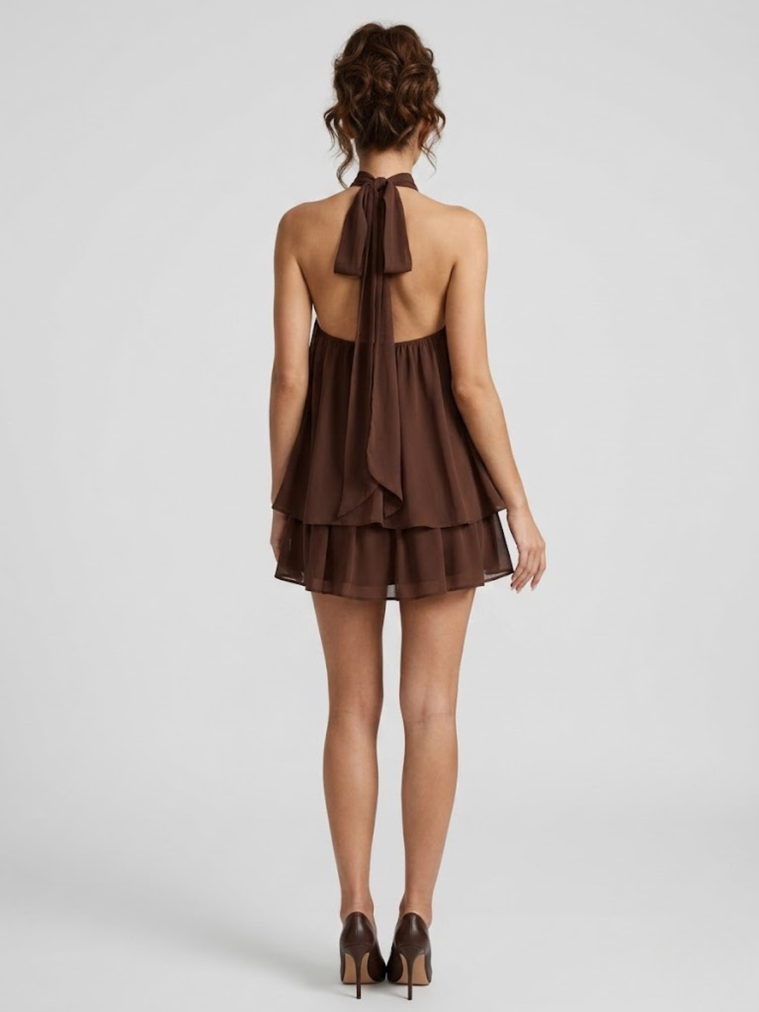 Robe d'été femme élégante, dos nu, col halter, coupe courte et volantée. Robe estivale parfaite.
