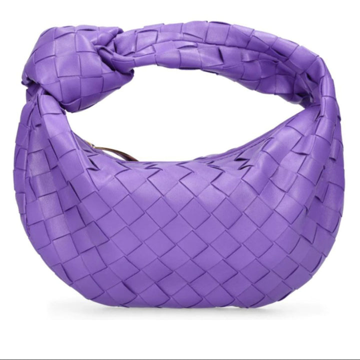 Sac tressé élégant pour femme, petit format et compact, parfait comme accessoire mode urbain.