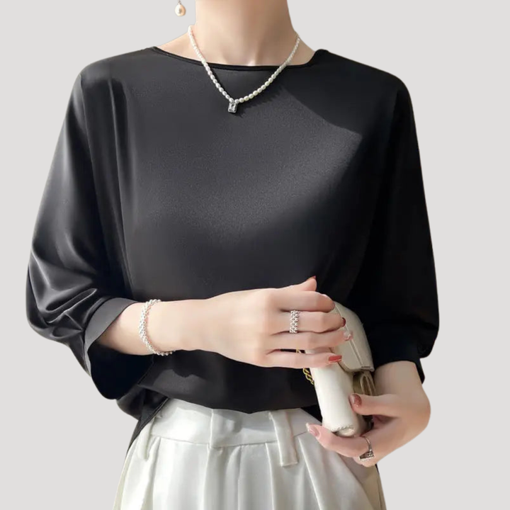 Blouse femme confortable, col rond, manches 3/4. Vêtement féminin agréable, parfait pour tenue bureau.
