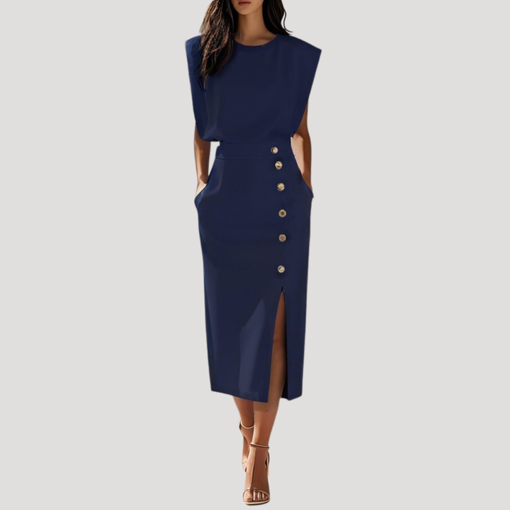 Robe midi femme fluide et élégante, sans manches, ceinturée. Confort et féminité pour les journées d'été.