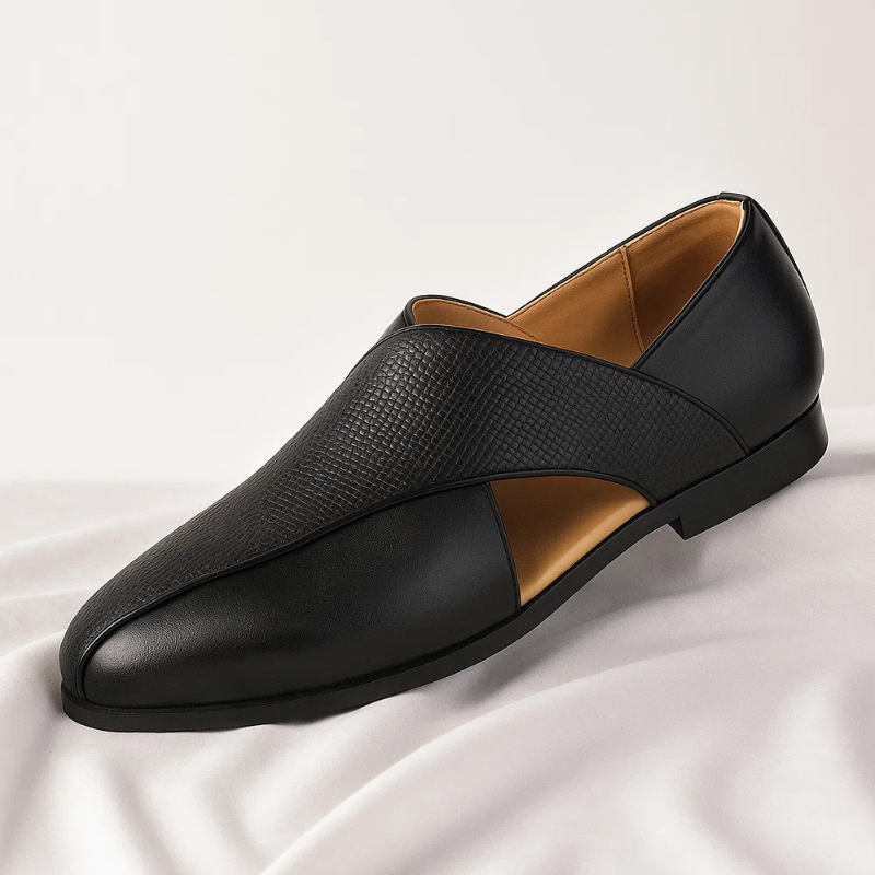 Vue de côté de chaussures habillées homme noires, alliant élégance et confort pour un style professionnel.