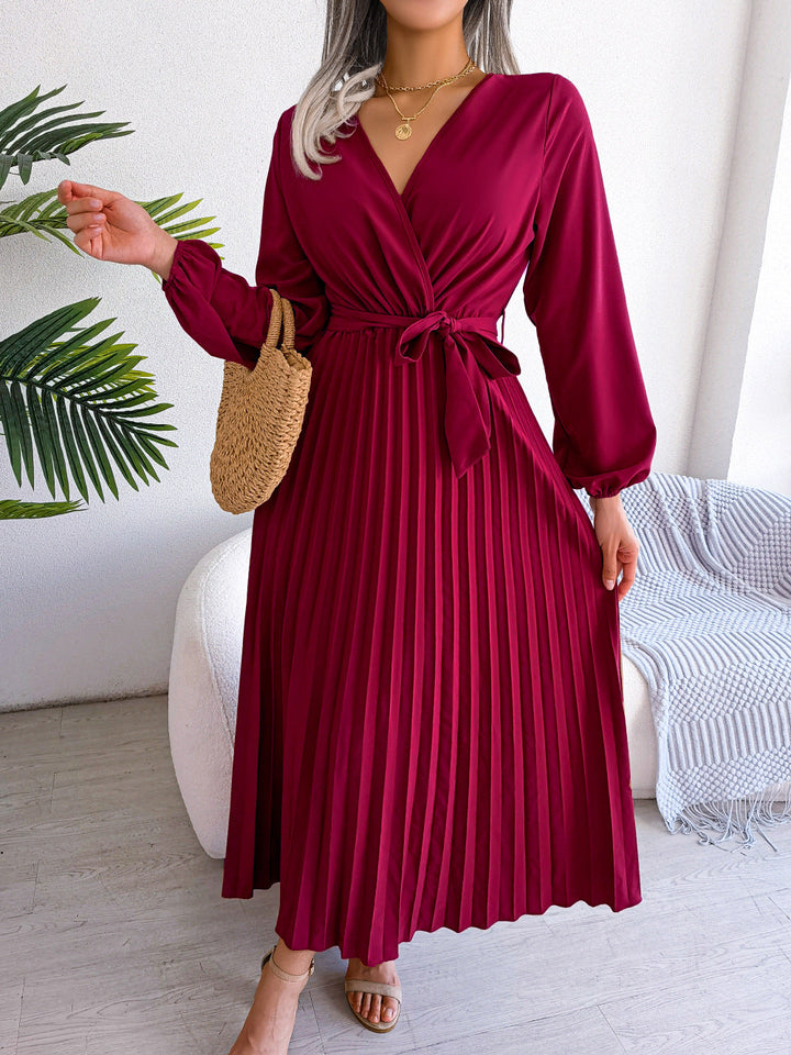 Mode féminine: Robe de soirée plissée, longueur maxi, chic et fluide, parfaite avec sa ceinture fine.