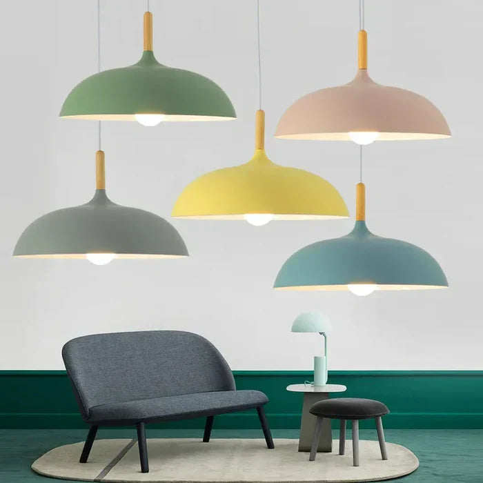 Plafonnier moderne en bois de chêne avec ampoules LED éco-énergétiques, design intemporel.