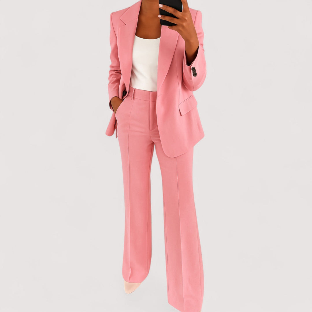 Ensemble femme Alessia moderne et chic. Tailleur deux pièces élégant pour une mode professionnelle classique.