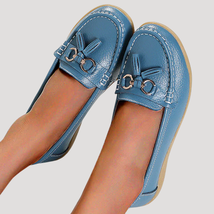 Chaussures plates femme sophistiquées, mocassins à pompons pour une touche chic et un confort optimal.