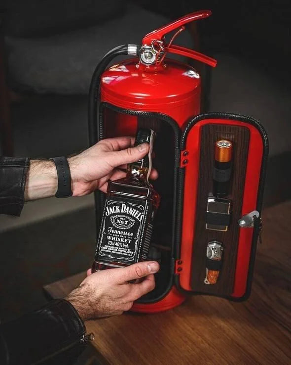 Cadeau original: minibar design extincteur, parfait pour ranger bouteilles d'alcool discrètement.