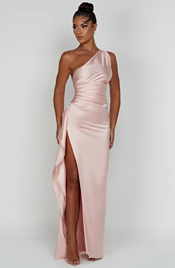 Superbe robe de mariage satinée, asymétrique fendue, féminine et chic.