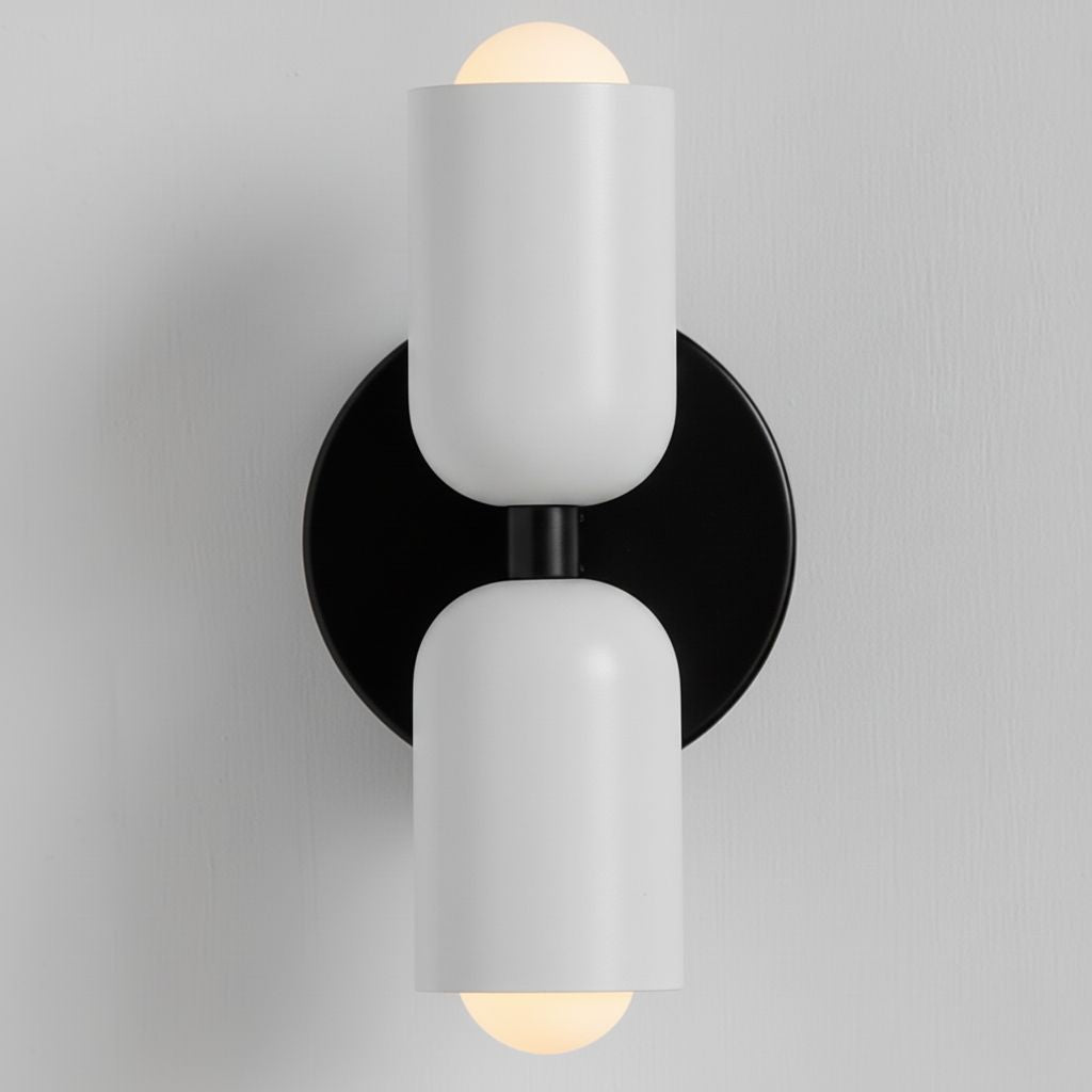 Lampe murale LED efficace, design moderne et lumière chaleureuse pour toute pièce.