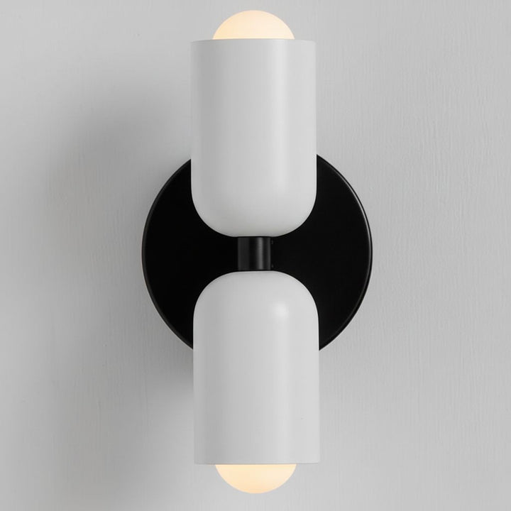 Lampe murale LED efficace, design moderne et lumière chaleureuse pour toute pièce.