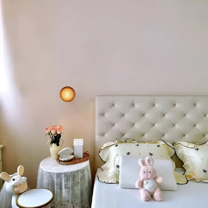 Applique murale LED ronde moderne pour escalier, design minimaliste intérieur, éclairage sécurisé.