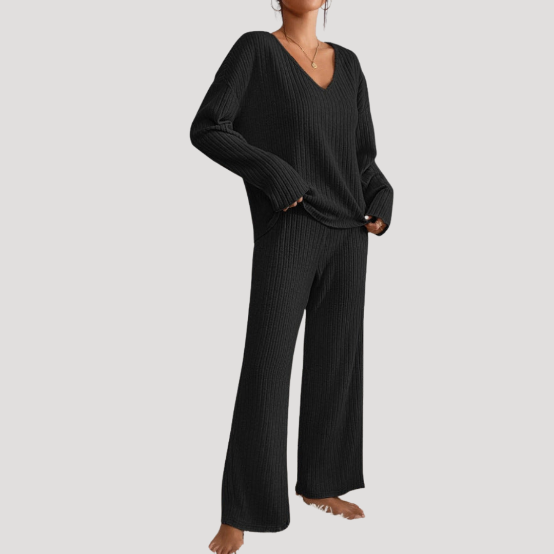 Élégant ensemble femme en maille avec col V, pantalon large, idéal pour le quotidien ou détente.