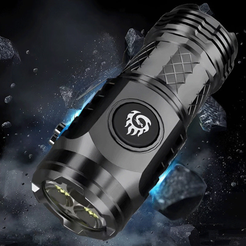 Lampe LED noire, puissante et compacte, pour l'exploration et l'urgence.