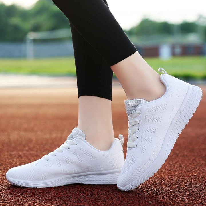 Semelle intérieure confortable et amortissante des chaussures de marche femme.