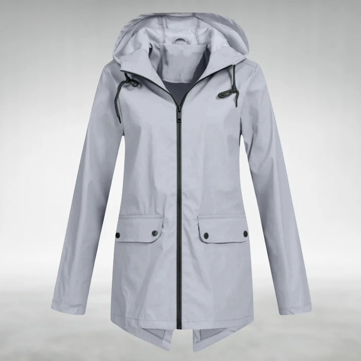 Veste femme chic et imperméable, parfaite pour un look sport chic. Protection pluie élégante en mode féminine.