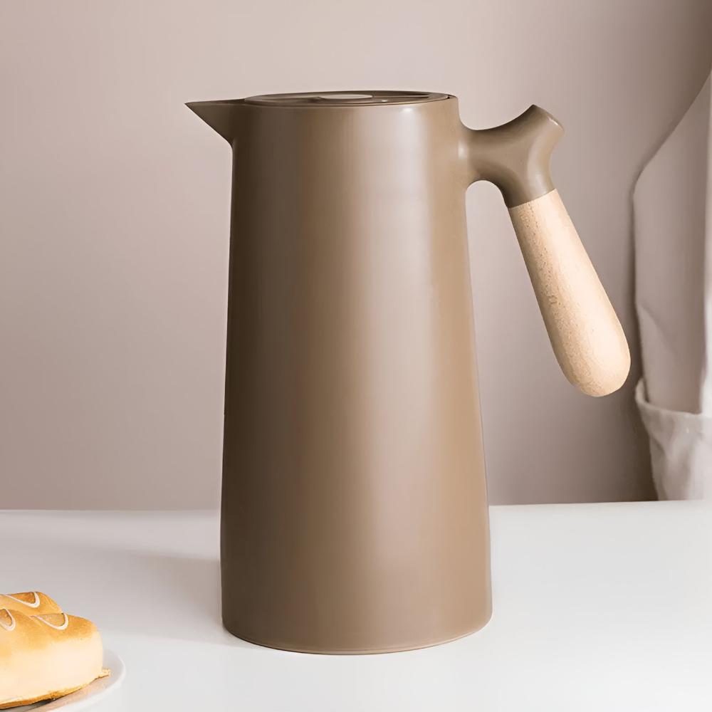 Carafe thermos 1L en acier inoxydable durable. Double paroi, poignée bois. Robuste et élégante pour boissons chaudes/froides.
