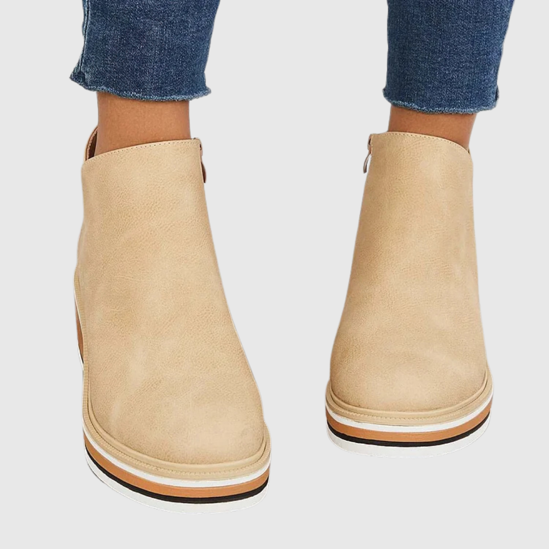 Bottes hautes marron, chaussures femme modernes. Confortables pour la ville et les saisons froides avec élégance.