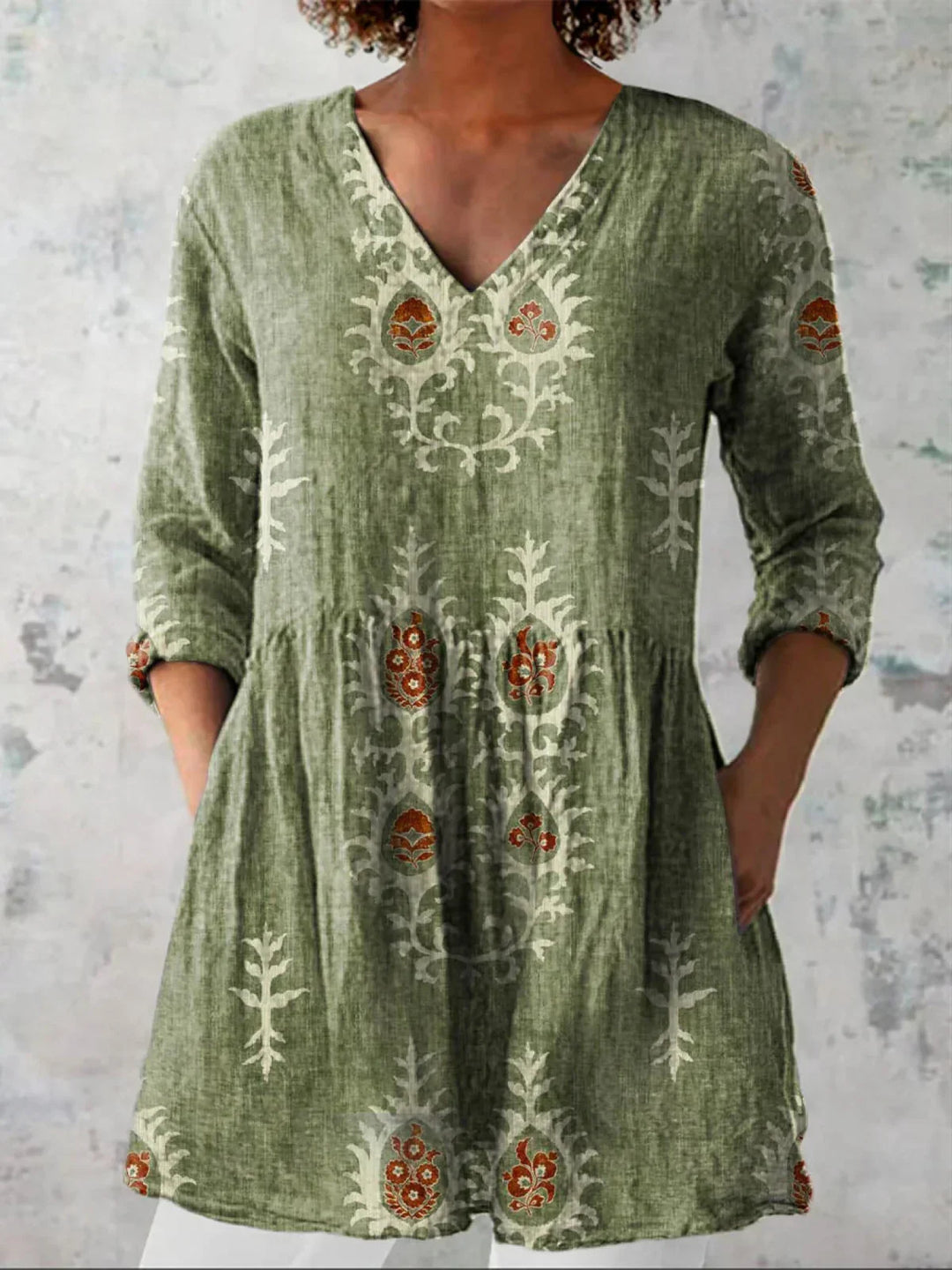 Tunique femme fluide à rayures graphiques, décolleté en V. Parfaite pour un look printanier ou estival.