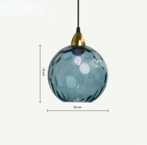 Globe en verre soufflé : suspension luminaire contemporaine, ajoute du style à votre décoration intérieure.