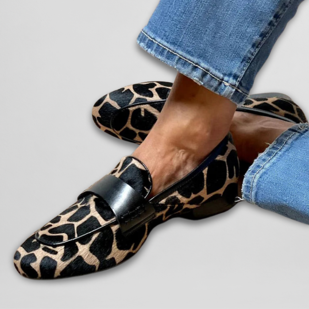 Paire de mocassins femme tendance avec imprimé animal, style classique et confortables. Idéales pour le printemps et l'été.