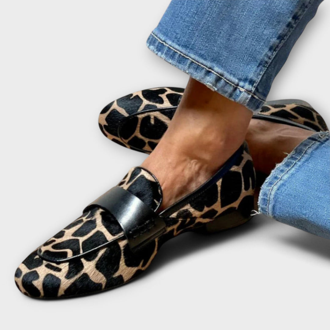 Chaussures femme confortables, mocassins à motif animal raffiné pour un look printemps-été chic.