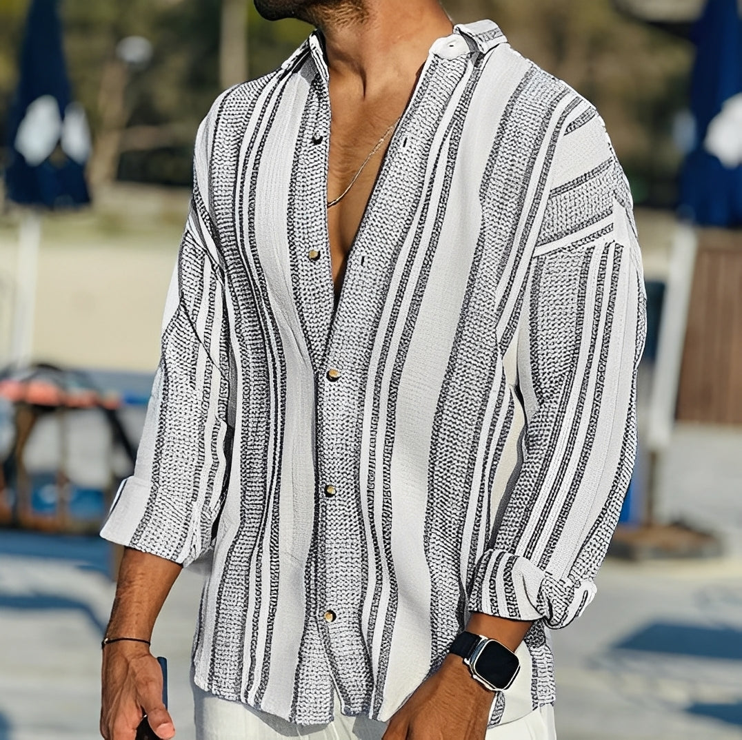 Chemise homme à rayures fines, un classique revisité. Look décontracté moderne et élégant pour vos tenues d'été.