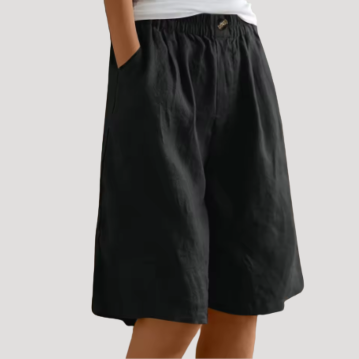 Bermuda femme ample, taille élastique confortable. Parfait pour les loisirs estivaux, offrant un look chic.
