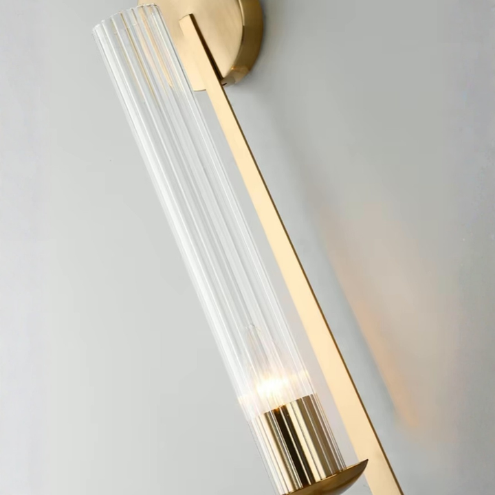 Applique verticale et contemporaine, luminaire d'ambiance pour une touche chic à l'intérieur.