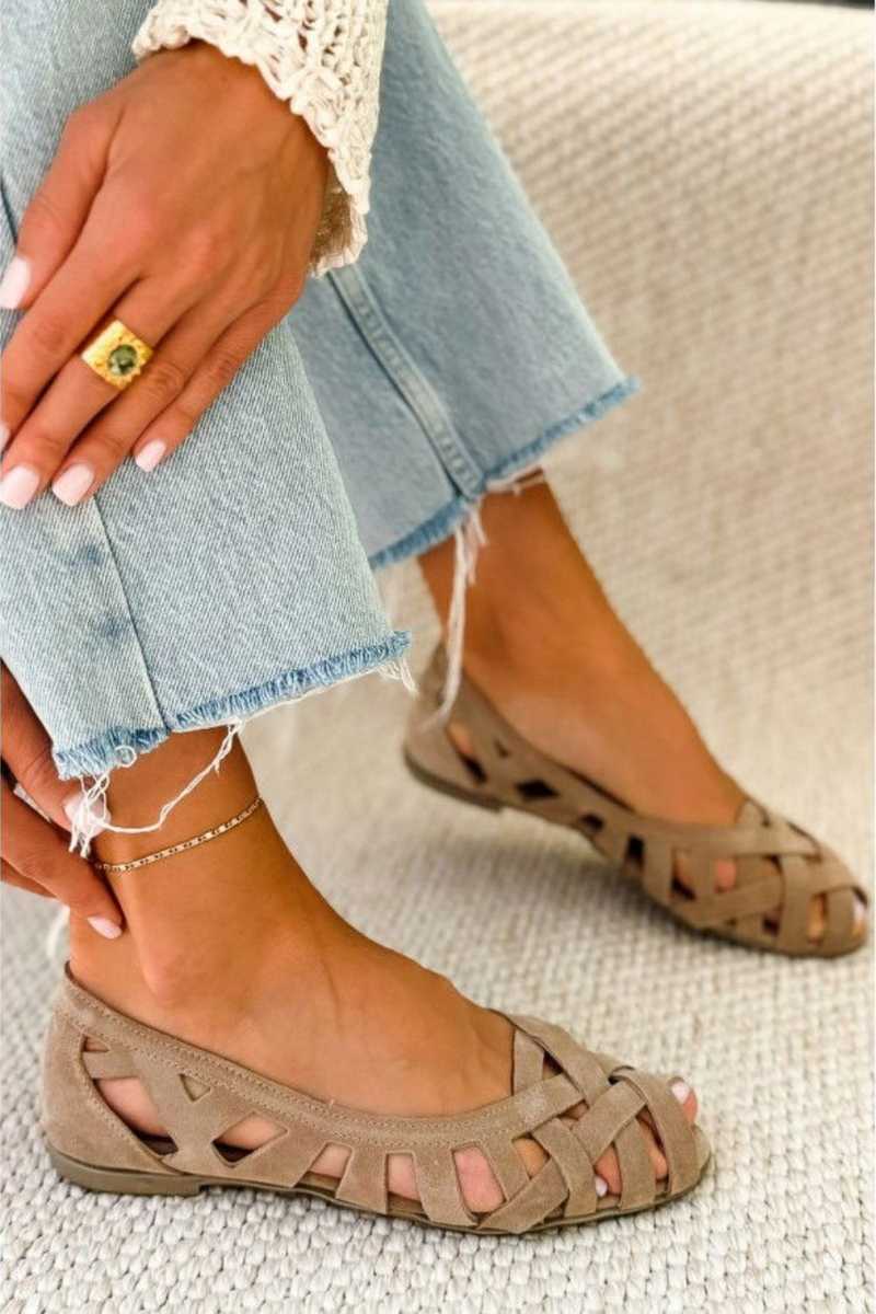 Sandales plates tressées femme, essentielles pour les vacances et la mode estivale.