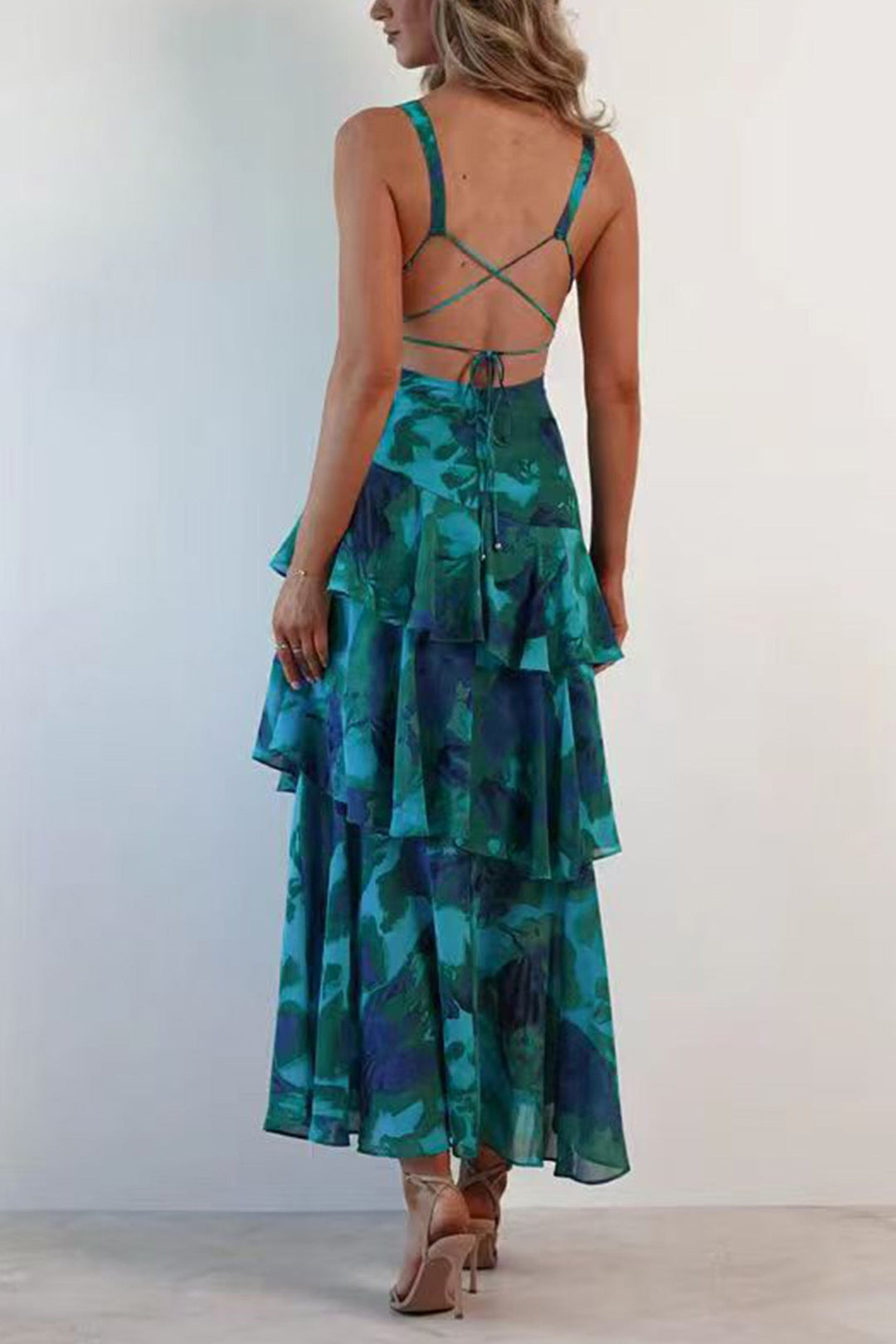 Robe longue pour femme avec imprimé floral vibrant et volants élégants, pour une tenue chic d'été.