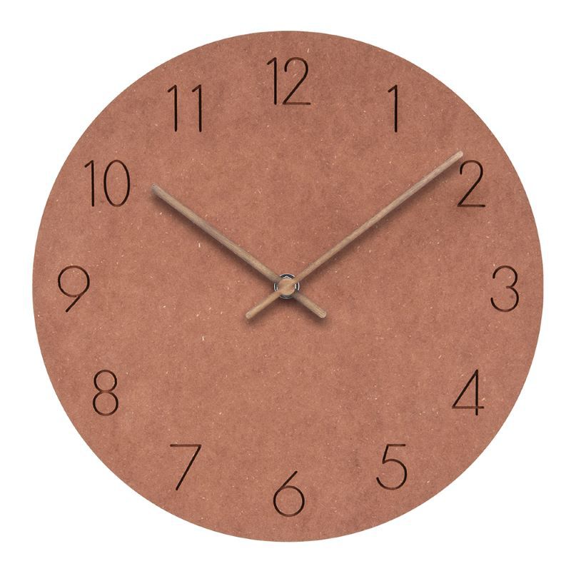 Vue d'ensemble de l'horloge murale scandinave. Style minimaliste, lecture facile, décoration maison chic.