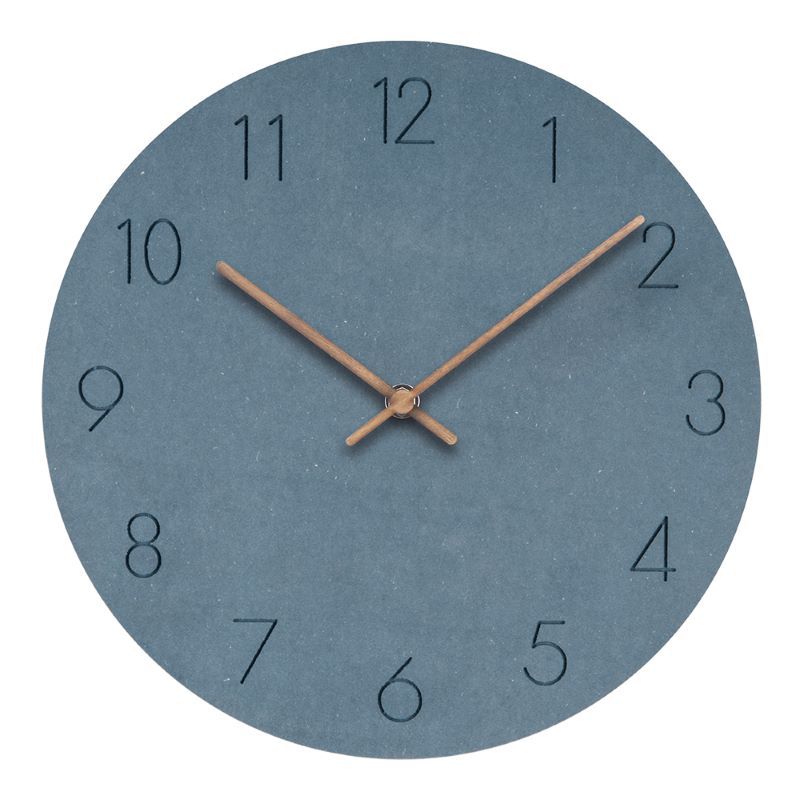 Horloge murale scandinave élégante en plastique mat. Design nordique moderne pour décoration maison.