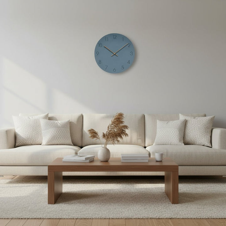 Horloge design contemporain scandinave. Montre murale silencieuse pour une maison moderne. Ambiance minimaliste.