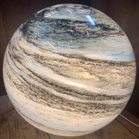 Lampe LED de table en verre soufflé, forme lune cosmique. Une décoration intérieure unique pour une ambiance douce et moderne.