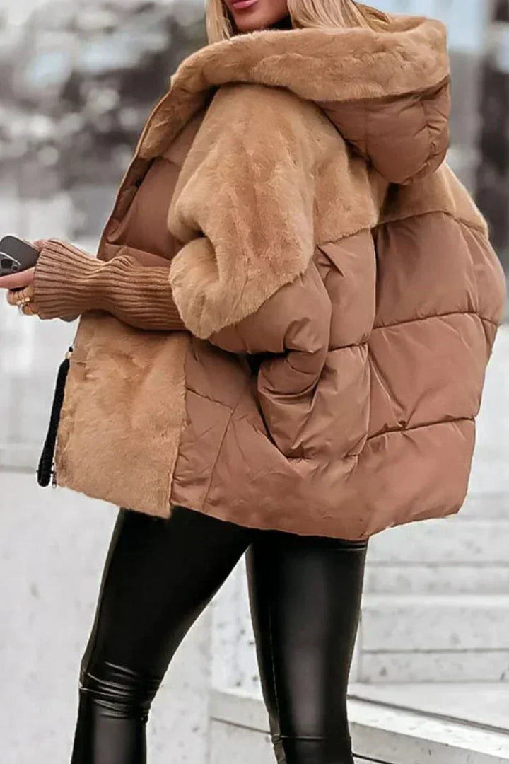 Dos de veste matelassée femme, coupe décontractée. Chaleur et style urbain pour automne-hiver.