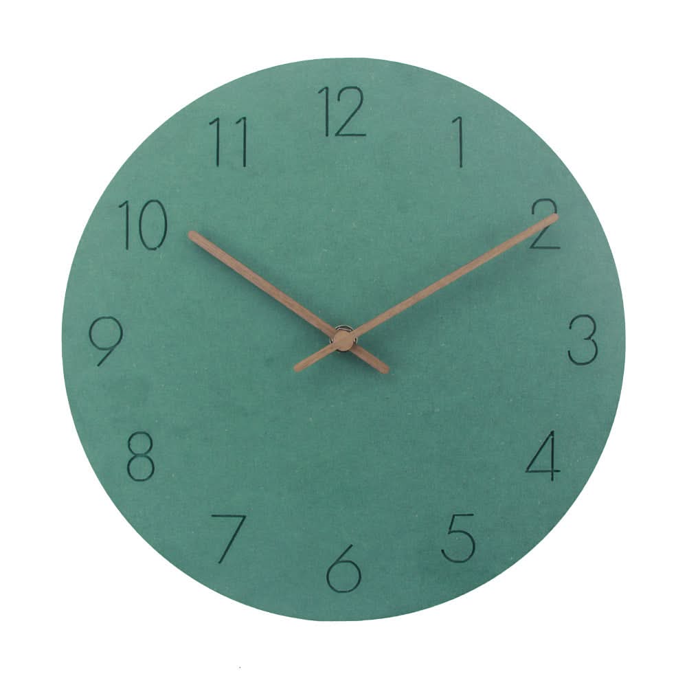 Montre murale silencieuse avec un design scandinave épuré. Idéale pour une décoration moderne et minimaliste de bureau.