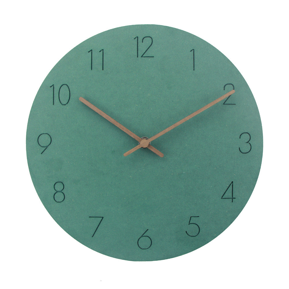 Horloge murale scandinave design nordique, couleur neutre, s'intègre parfaitement dans un salon moderne.