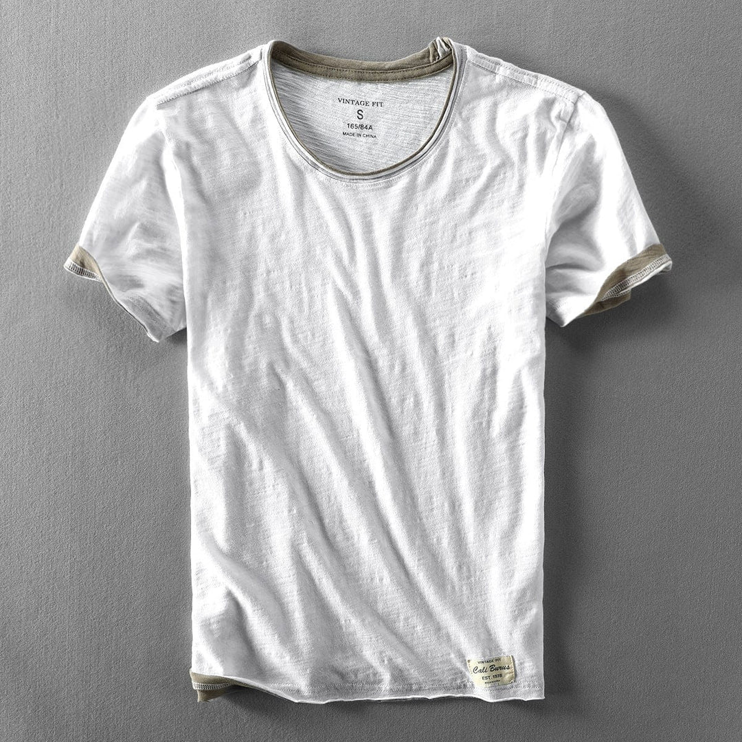T-shirt superposé décontracté pour homme, col rond. Vêtement masculin moderne, style élégant et confortable.