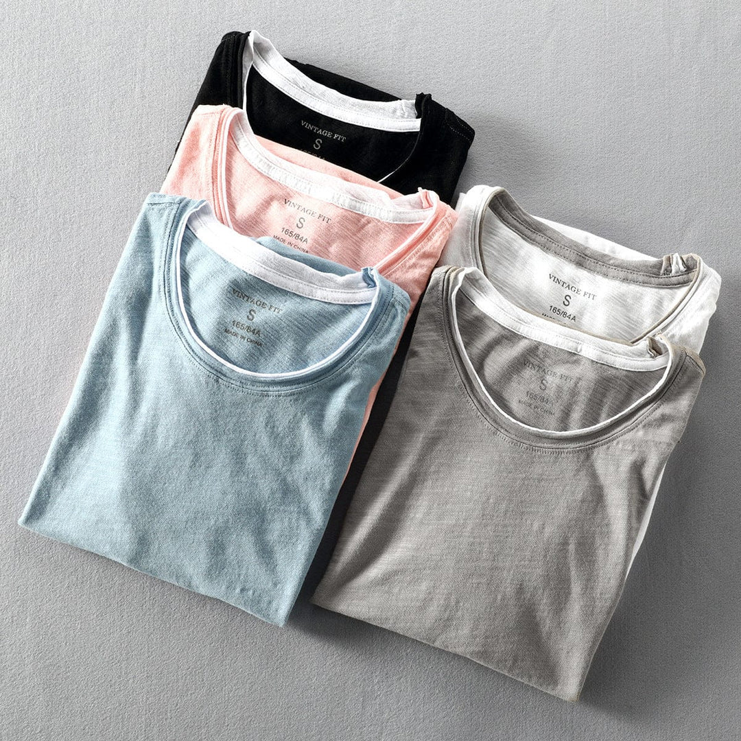 Présentation du t-shirt superposé col rond homme, style mode. Vêtement décontracté, élégant et masculin.