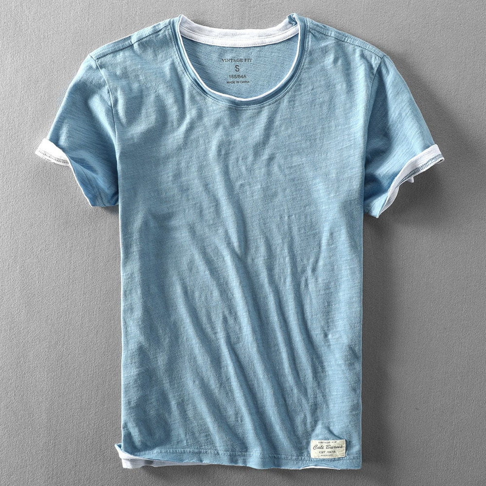 T-shirt homme col rond à effet superposé, design moderne. Vêtement décontracté élégant, look masculin mode.
