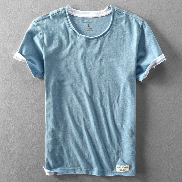 T-shirt homme col rond à effet superposé, design moderne. Vêtement décontracté élégant, look masculin mode.