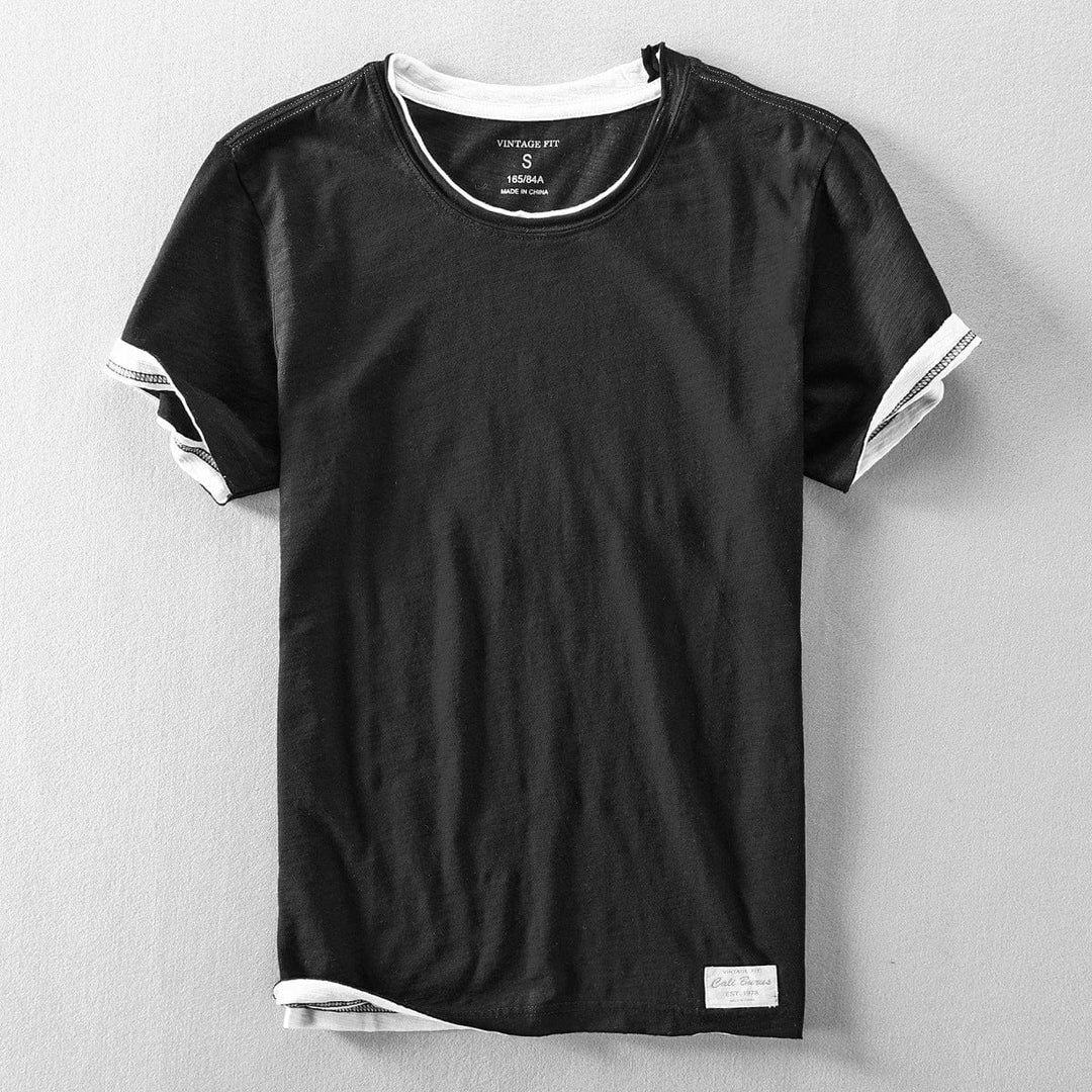 Vue détaillée du t-shirt superposé homme, col rond. Vêtement moderne, élégant et décontracté pour un look masculin.