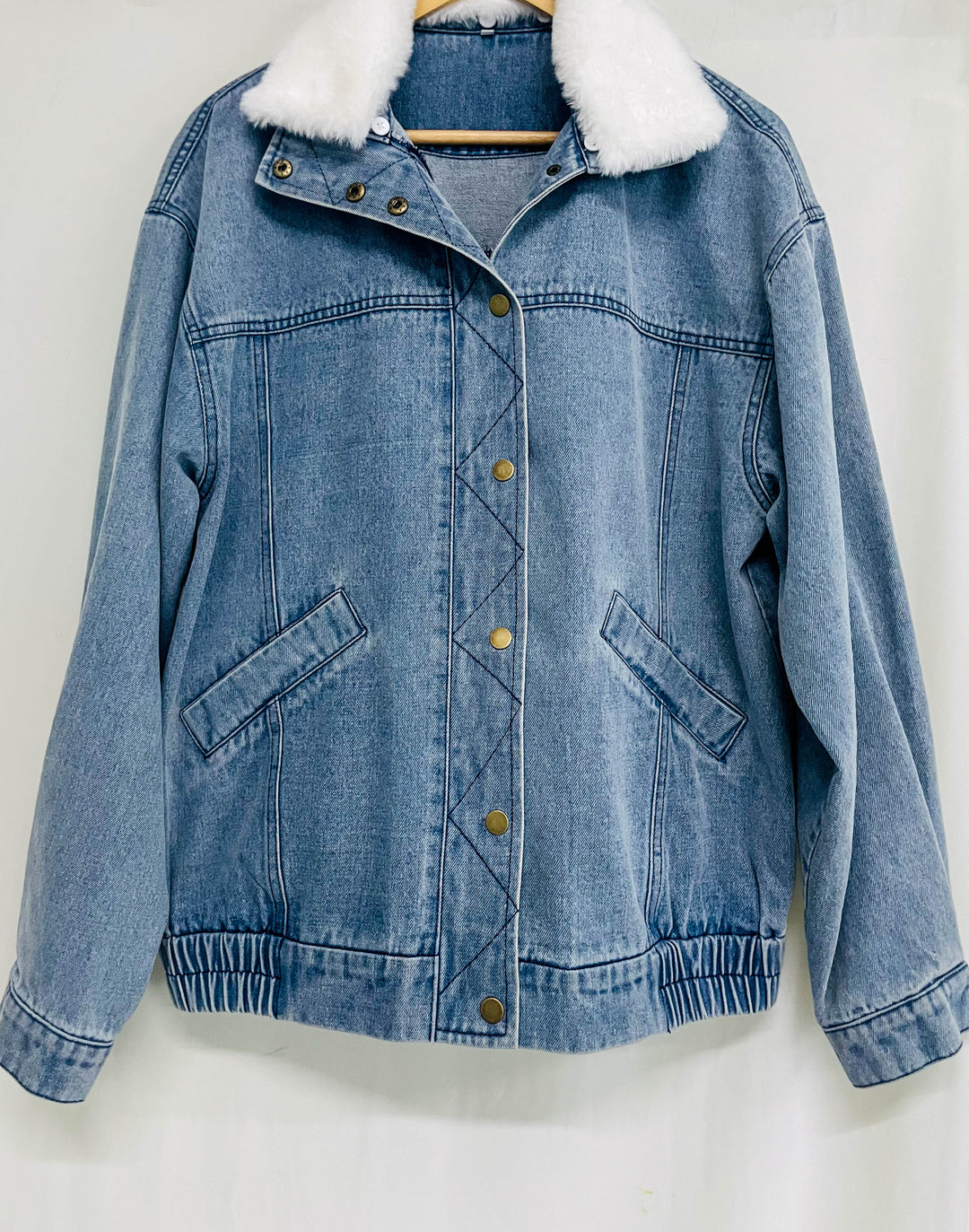 Blouson femme denim oversize pour un confort décontracté. Veste chaude et tendance pour la mode urbaine.